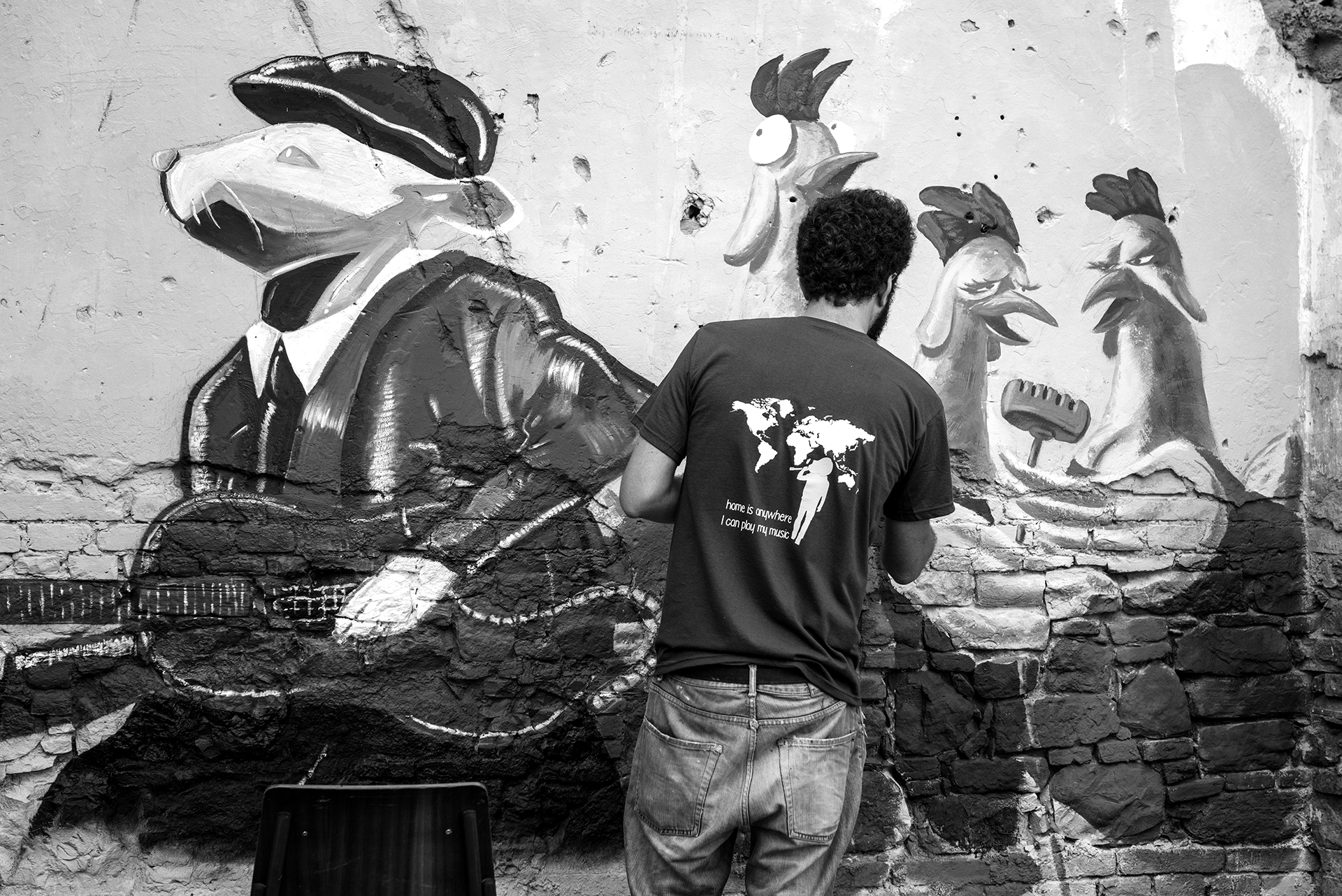 L'artista Giuseppe Maggiore al lavoro sul murales
