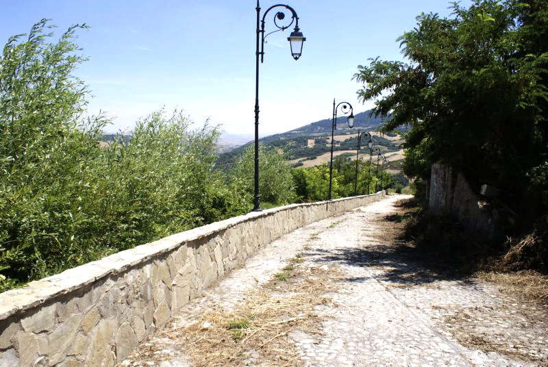 La via perimetrale del Borgo Antico di Rione Fossi
